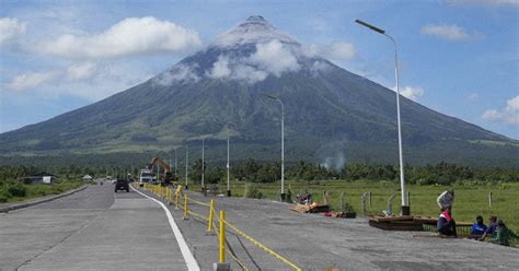 Lava pours from crater of Philippines’ Mayon Volcano, thousands warned to be ready to flee
